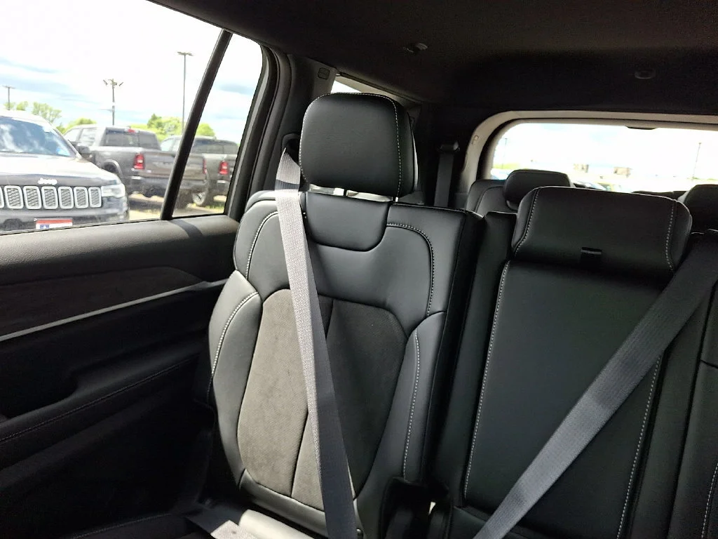 New 2026 Bright White Clear-Coat Exterior Paint Jeep Laredo Altitude image 13