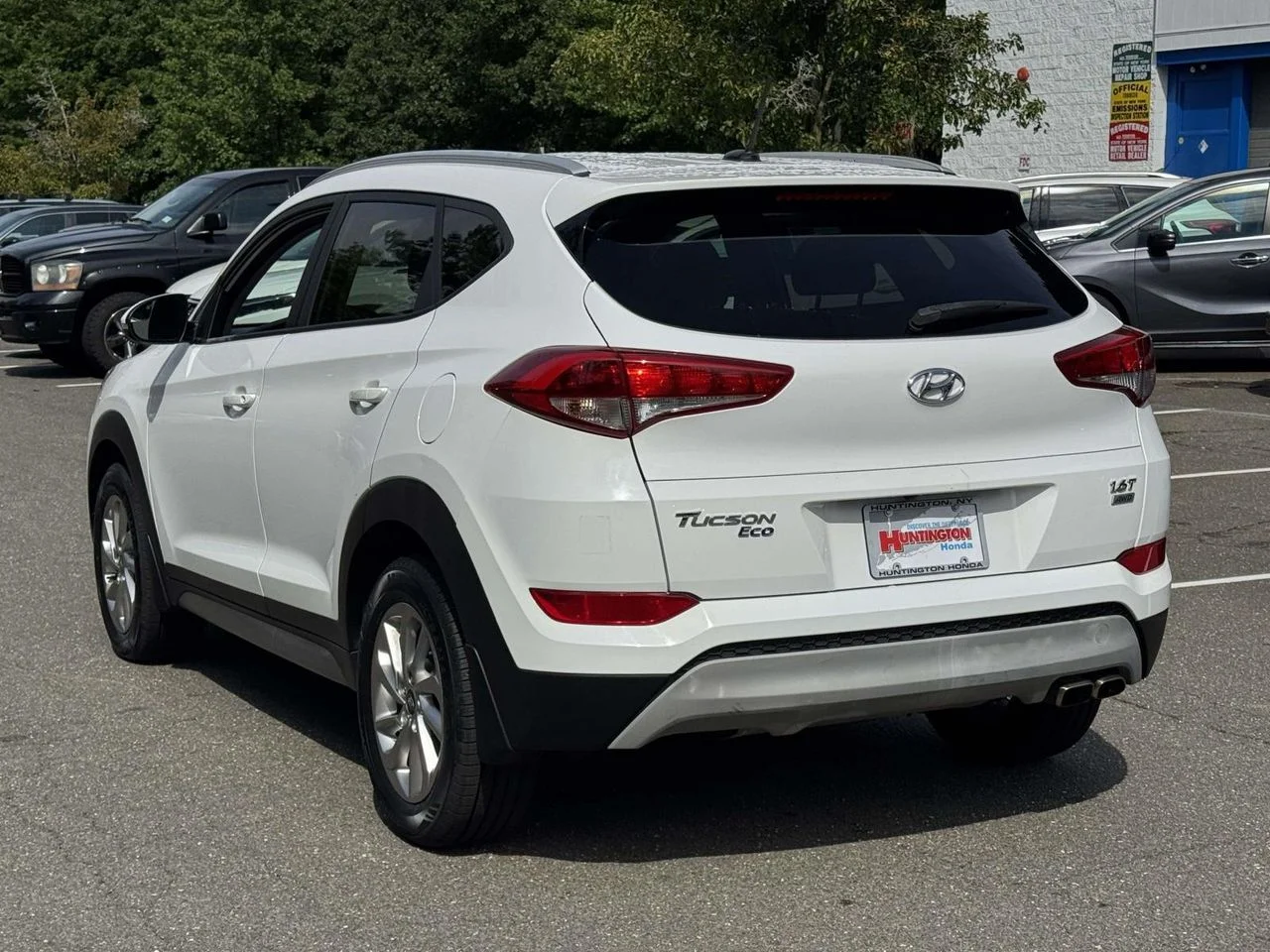 Used 2017 Winter White Hyundai Eco image 7
