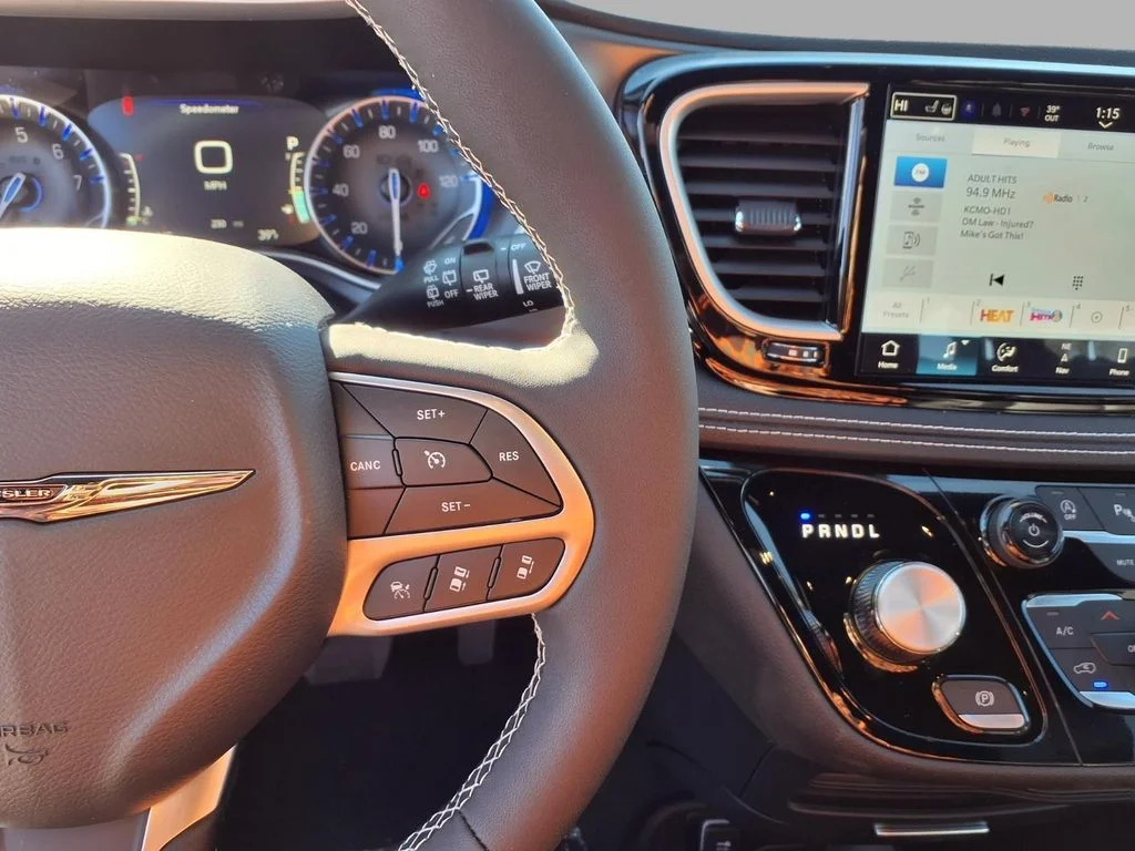 2026 Chrysler Pacifica Select - Photo 11
