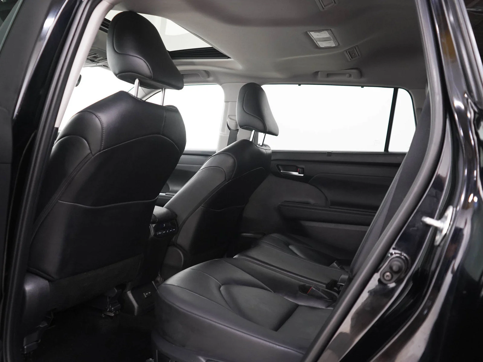 Used 2025 Black Toyota Hybrid XLE AWD (Natl) image 19