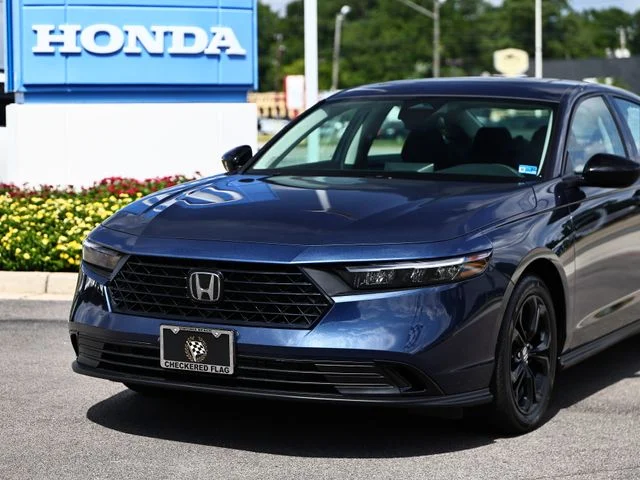 Used 2025 Canyon River Blue Metallic Honda SE image 2