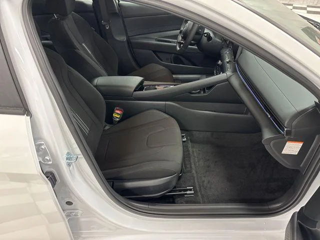 2025 Hyundai Elantra Blue - Photo 23
