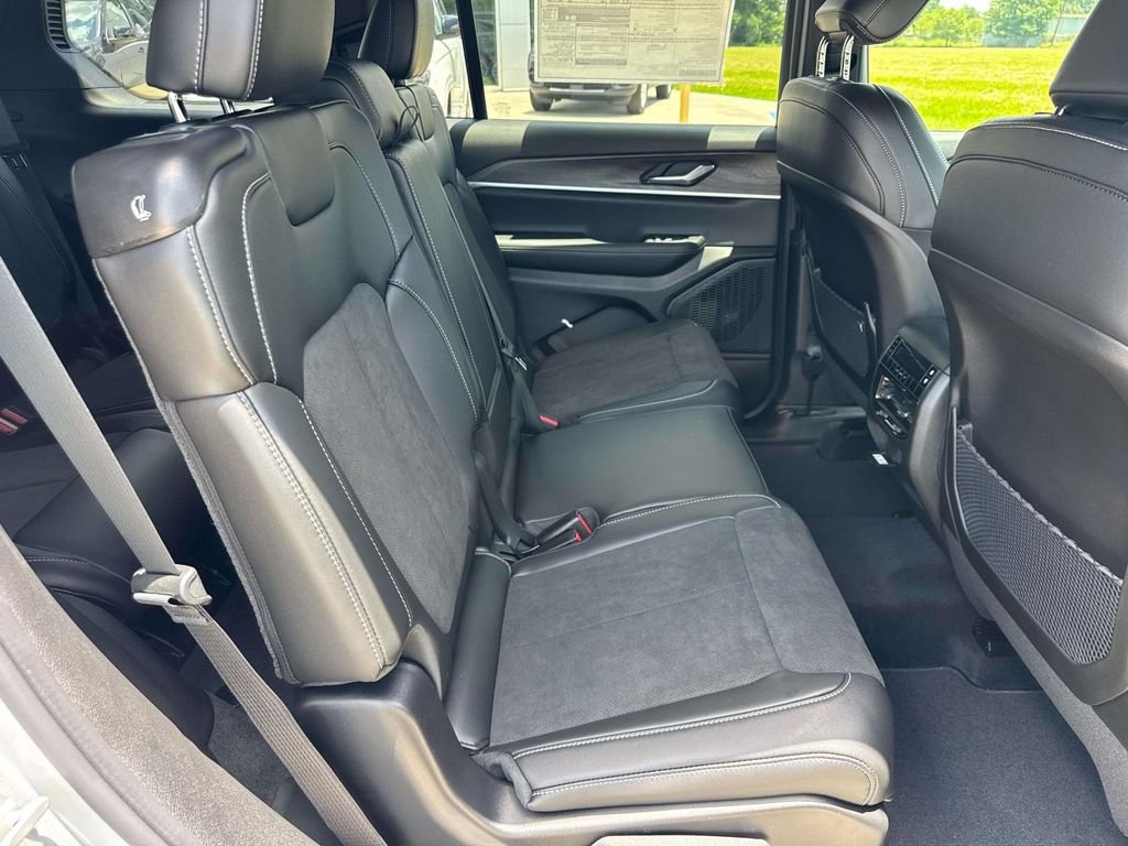 New 2026 Silver Zynith Exterior Paint Jeep Altitude image 22