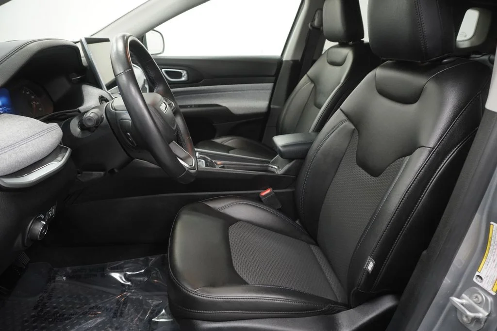 Certified Used 2022 Silver Jeep Latitude image 16