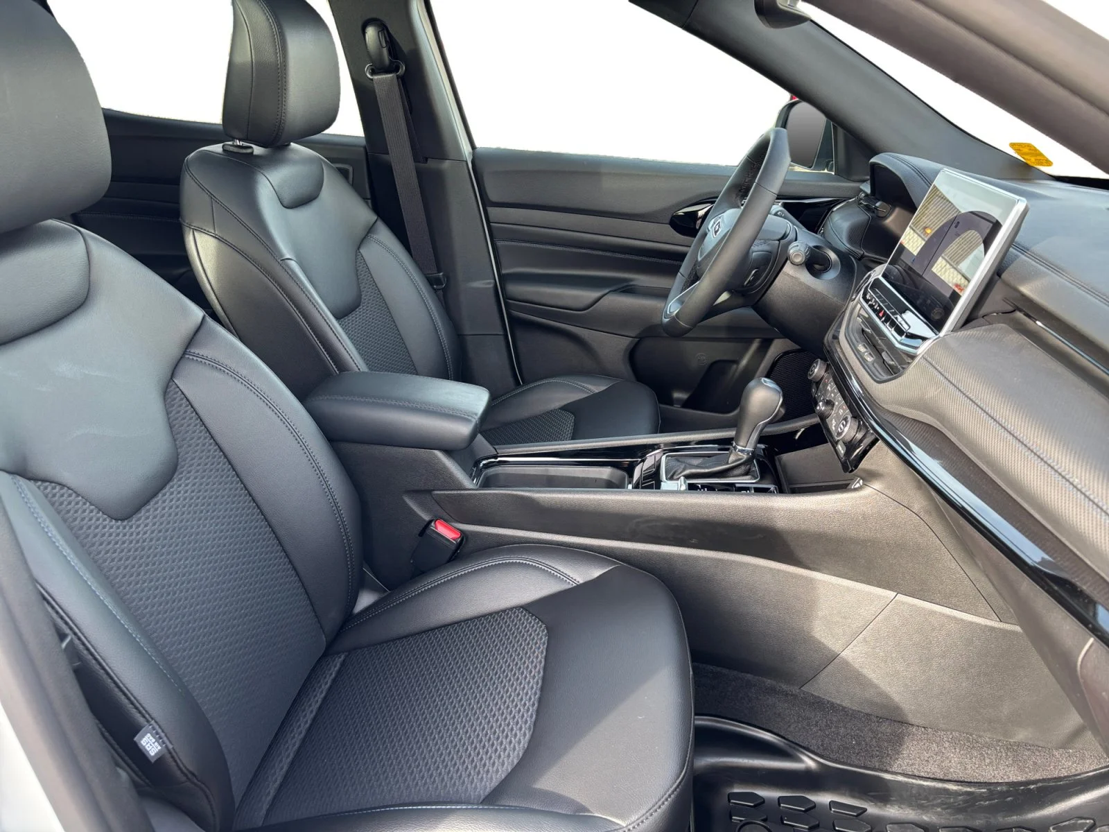 New 2026 Bright White Jeep North Altitude* 4x4, Pano Sunroof, Heated Seats, Wireless Charging Pad image 17