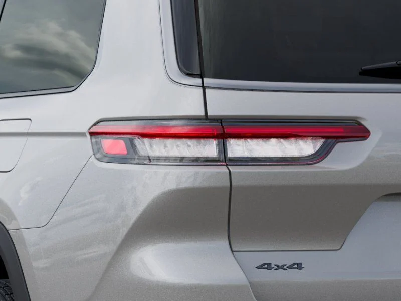 New 2026 Silver Zynith Exterior Paint Jeep Altitude image 9