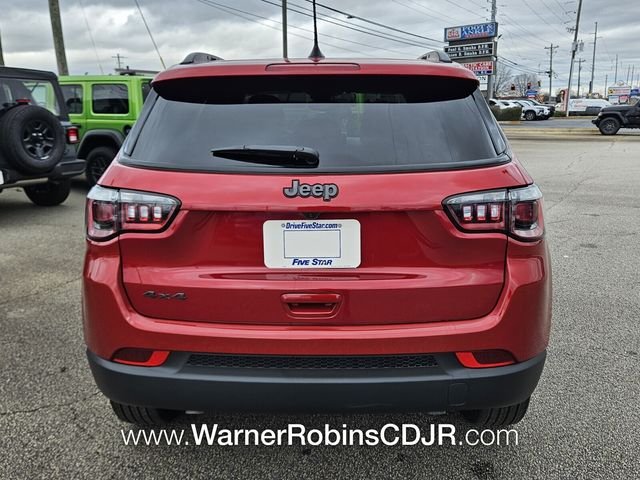 New 2026 Red Hot Pearl-Coat Exterior Paint Jeep Latitude image 10