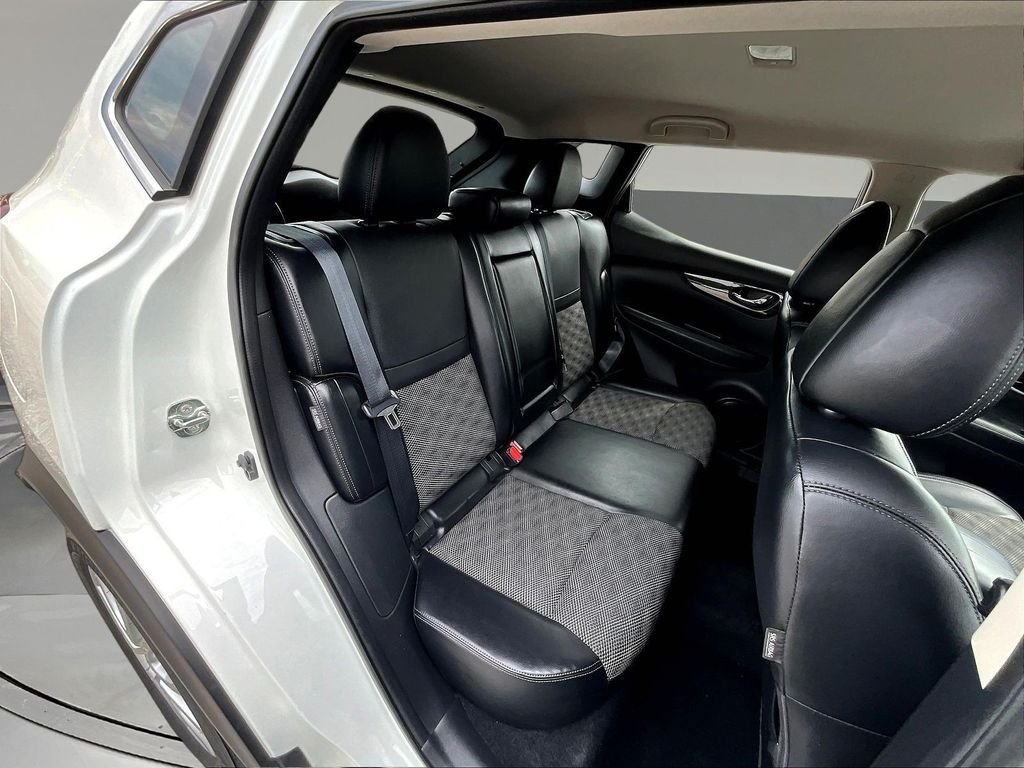 Used 2022 White Nissan SV image 28