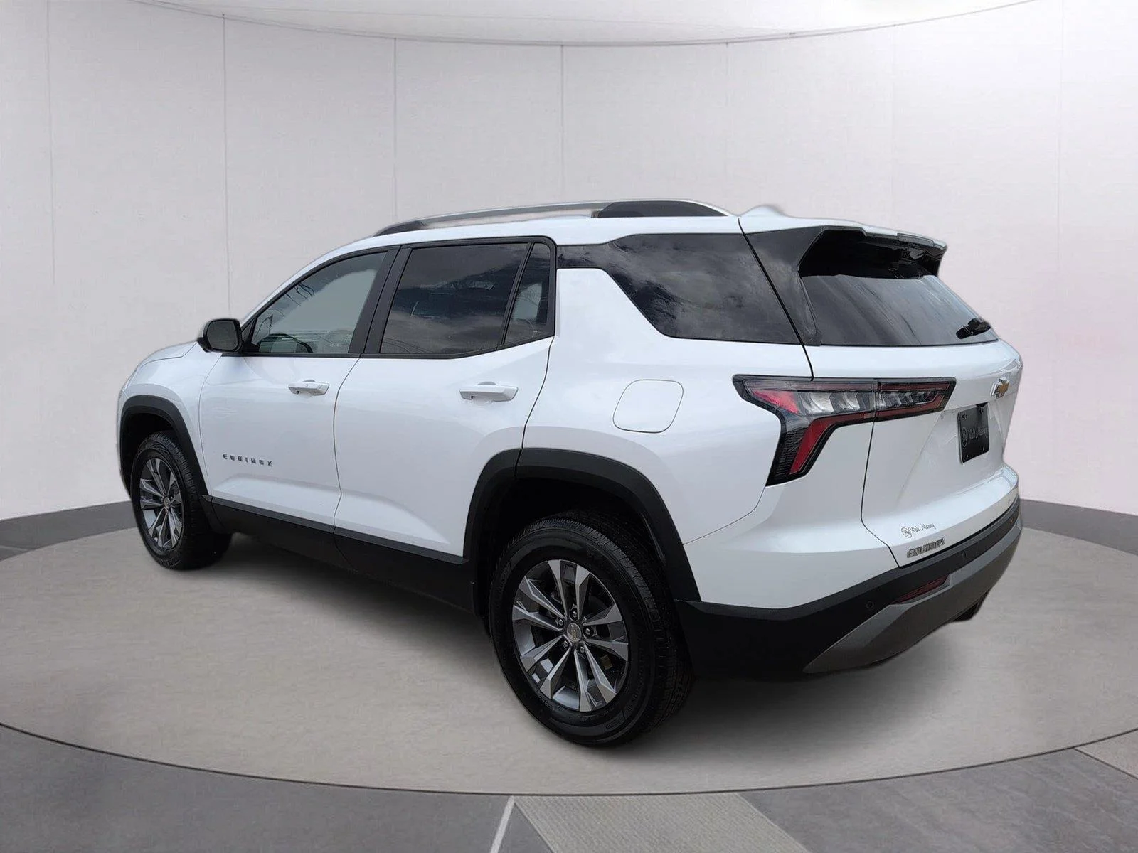 Used 2025 Summit White Chevrolet LT image 5