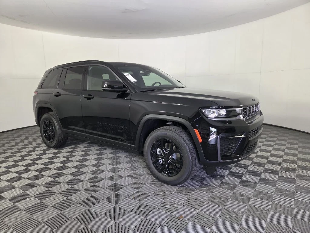 New 2026 Diamond Black Crystal Pearl-Coat Exterior Paint Jeep Laredo Altitude image 2