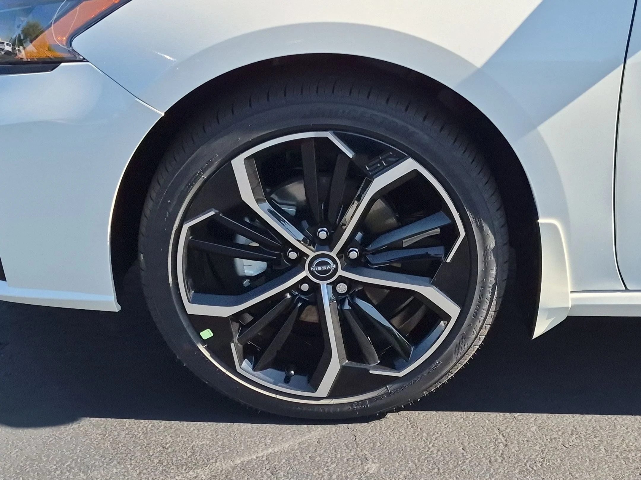 New 2026 Pearl White TriCoat / Super Black Two-tone Nissan SR image 10