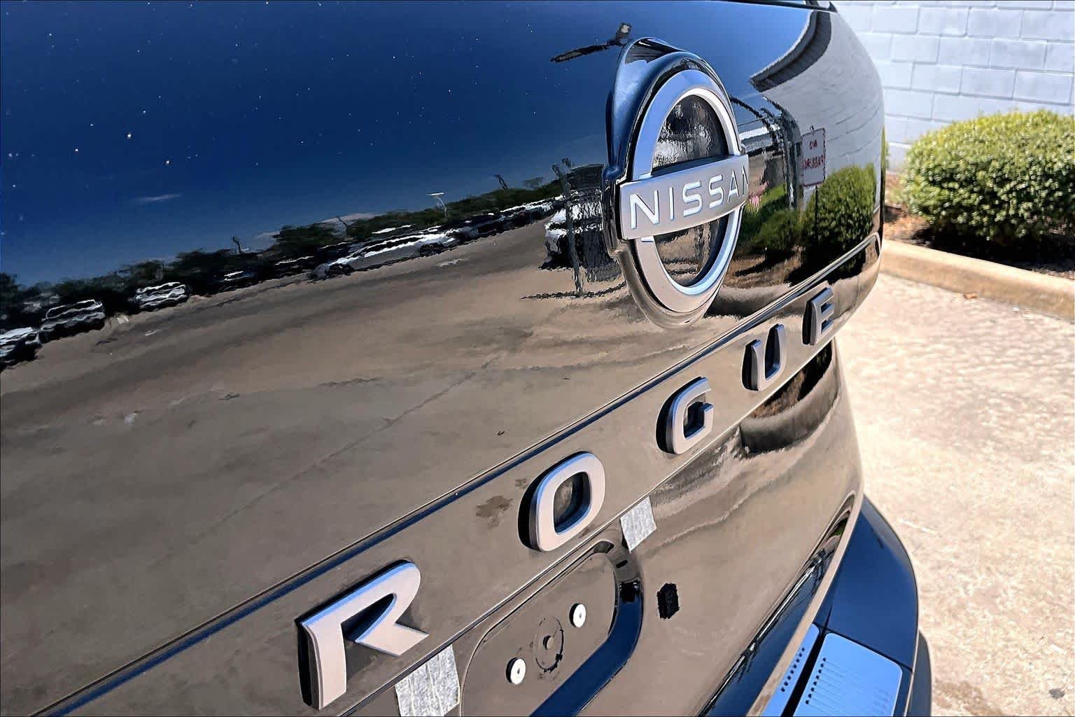 Used 2026 Super Black Nissan SV image 31
