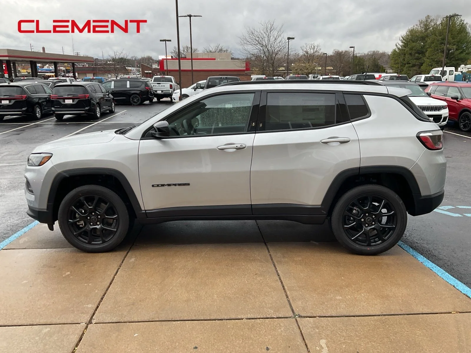 New 2026 Silver Zynith Metallic Clearcoat Jeep Latitude image 2