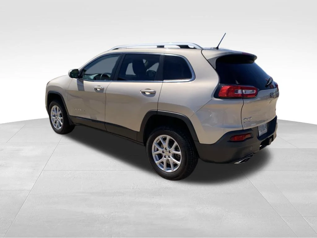 Used 2015 Beige Jeep Latitude image 25