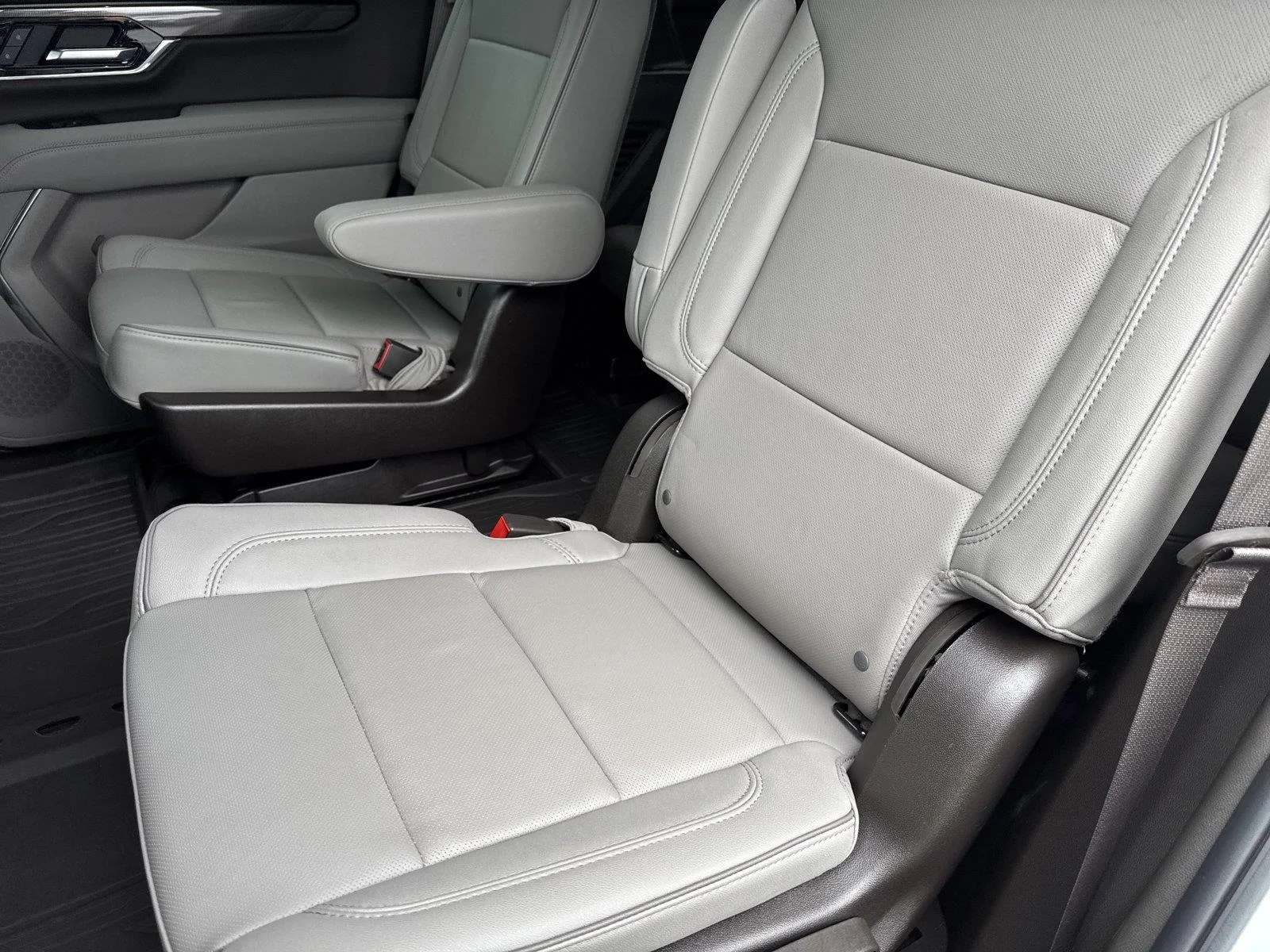 Used 2025 Summit White GMC Elevation image 32