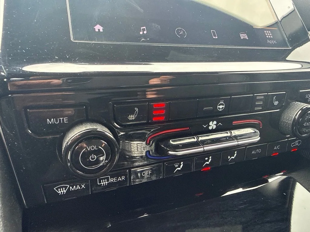 Used 2025 White Jeep Altitude image 11