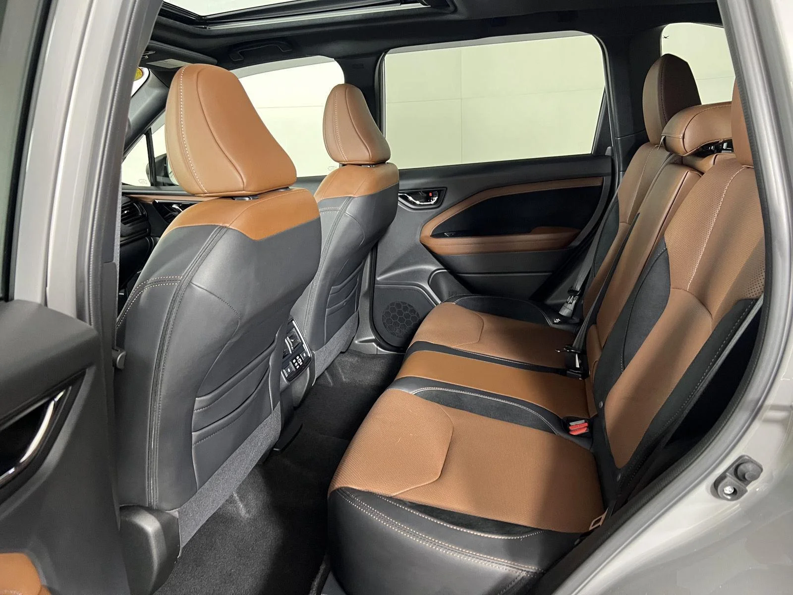 Used 2025 River Rock Pearl Subaru Touring image 2