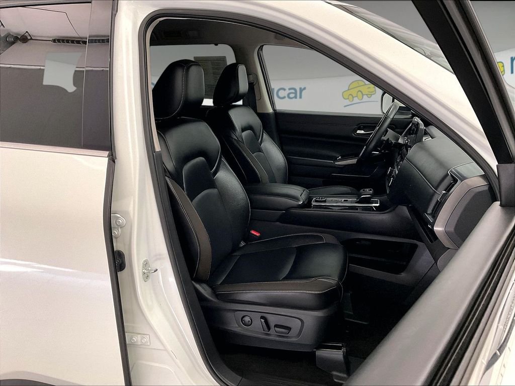 Used 2024 Pearl White Tricoat Nissan SL image 11