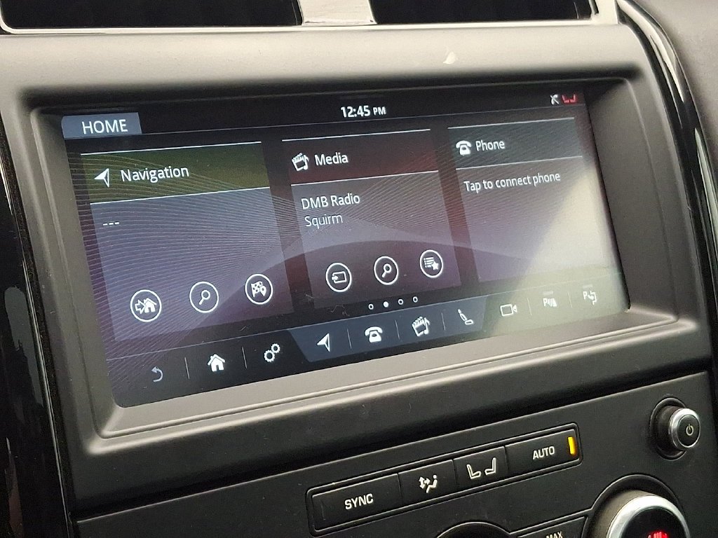 Used 2020  Land Rover SE image 25