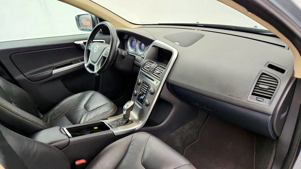 Used 2013 Electric Silver Metallic Volvo AWD 4dr T6 image 26