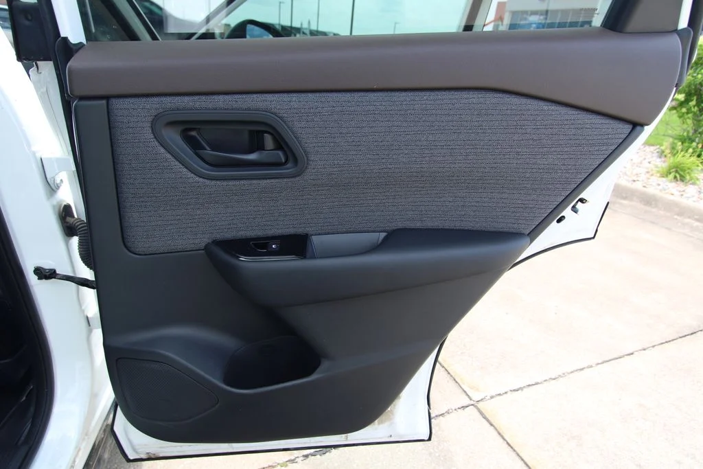Used 2023 White Nissan S image 37