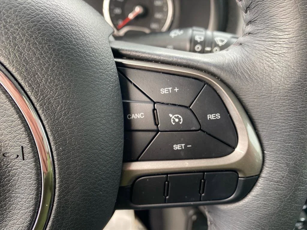 Used 2022 Sting-Gray Clearcoat Jeep Latitude image 11