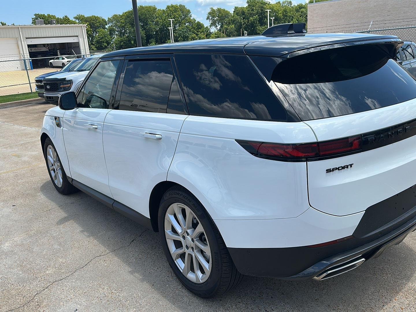 Used 2025 Fuji White Land Rover SE image 5