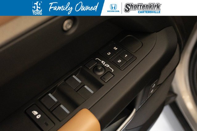 Used 2025  Land Rover S image 15