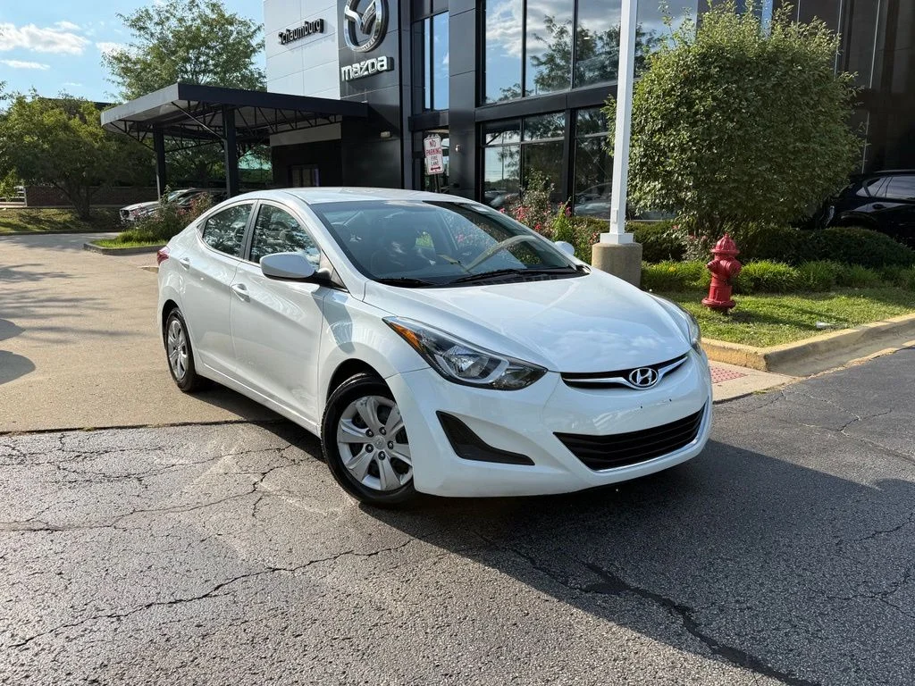 Used 2016 White Hyundai SE image 8