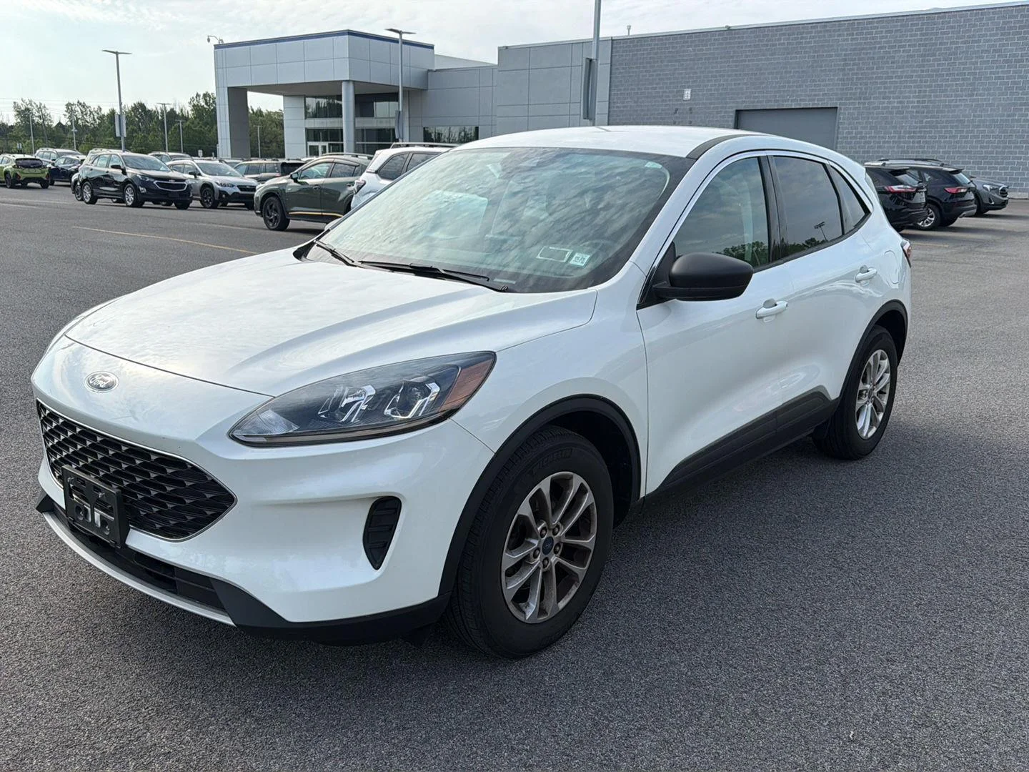 Used 2022 Star White Metallic Tri-Coat Ford SE image 8
