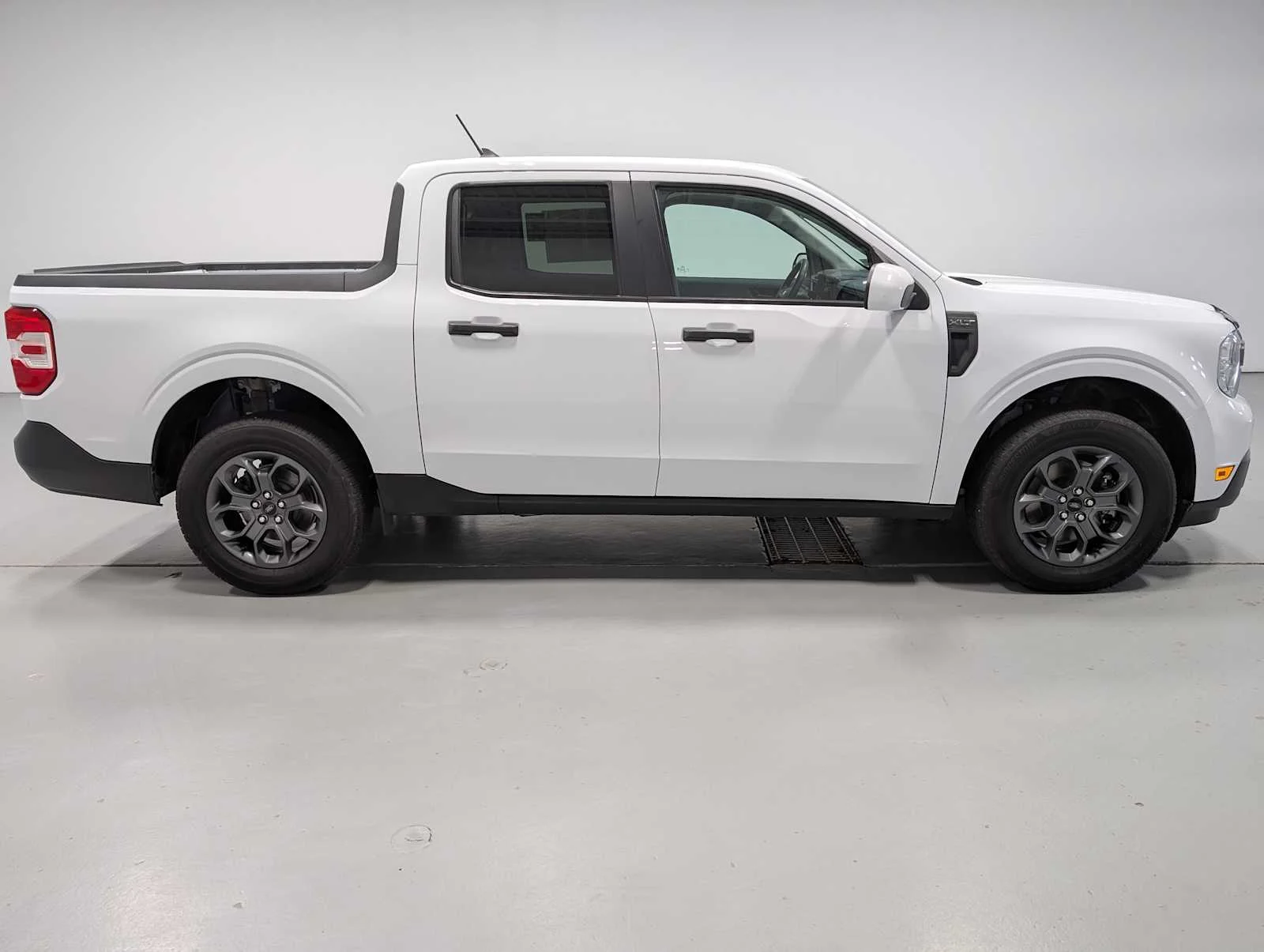 Used 2023 Oxford White Ford XLT image 8