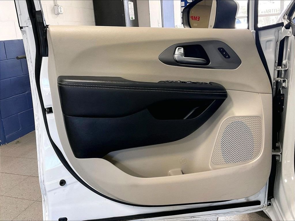 Used 2023 White Chrysler Touring L image 9