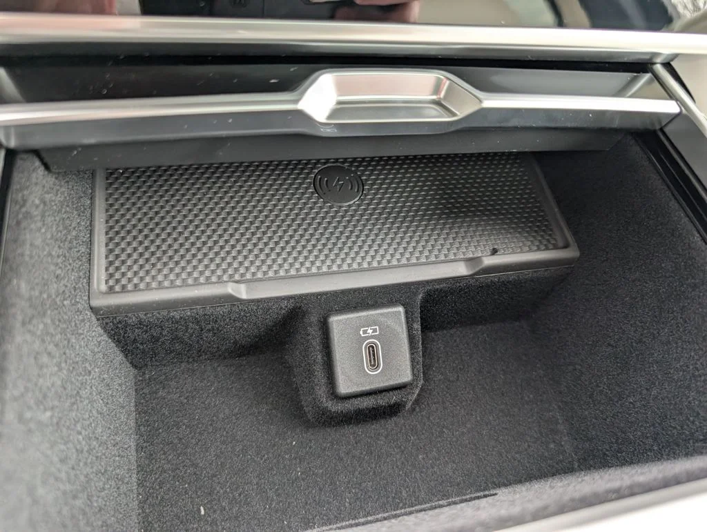 New 2026 Eiger Grey Land Rover SE image 16
