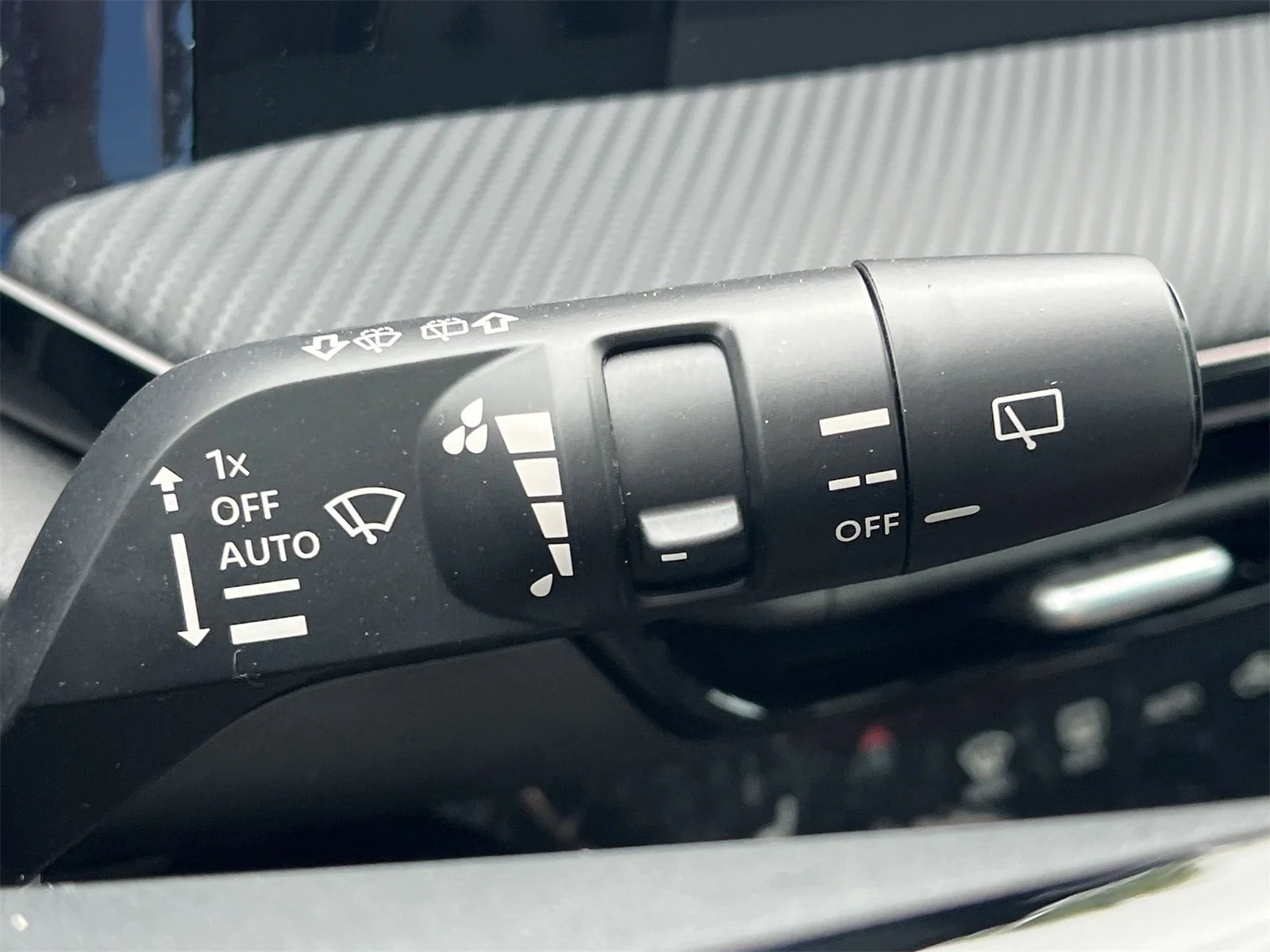 2025 Nissan Kicks SR - Photo 13