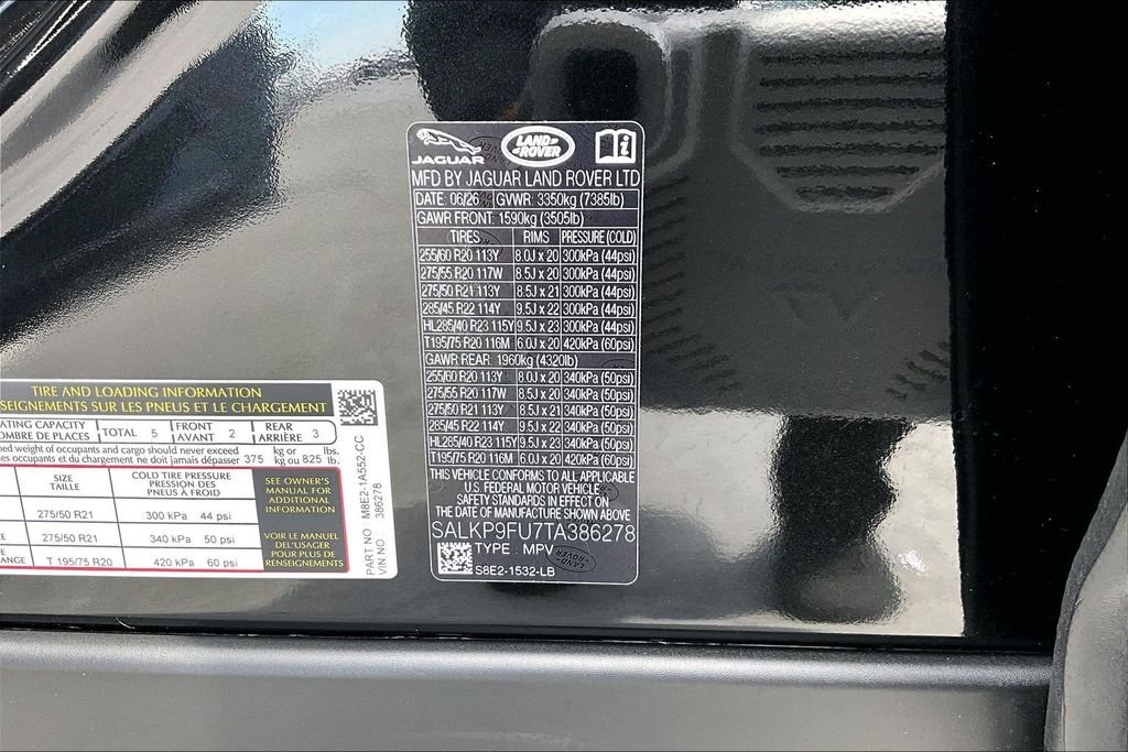 New 2026 SANTORINI BLACK Land Rover SE image 8
