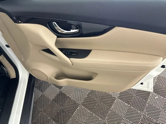 Used 2020 White Nissan SL image 19