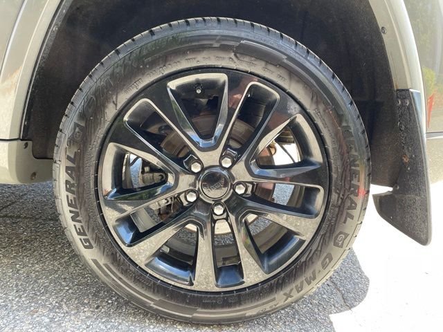 Used 2022 Sting Gray Clearcoat Jeep Laredo X image 9