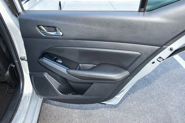 Used 2019 Silver Nissan 2.5 Platinum image 27