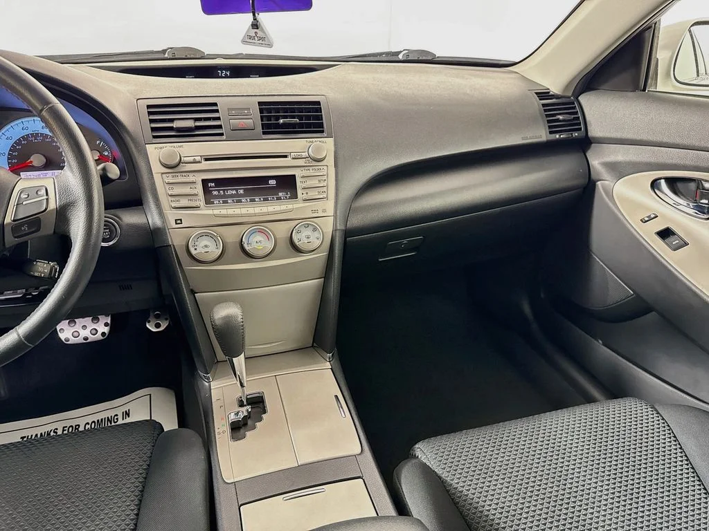 Used 2010 White Toyota LE image 26