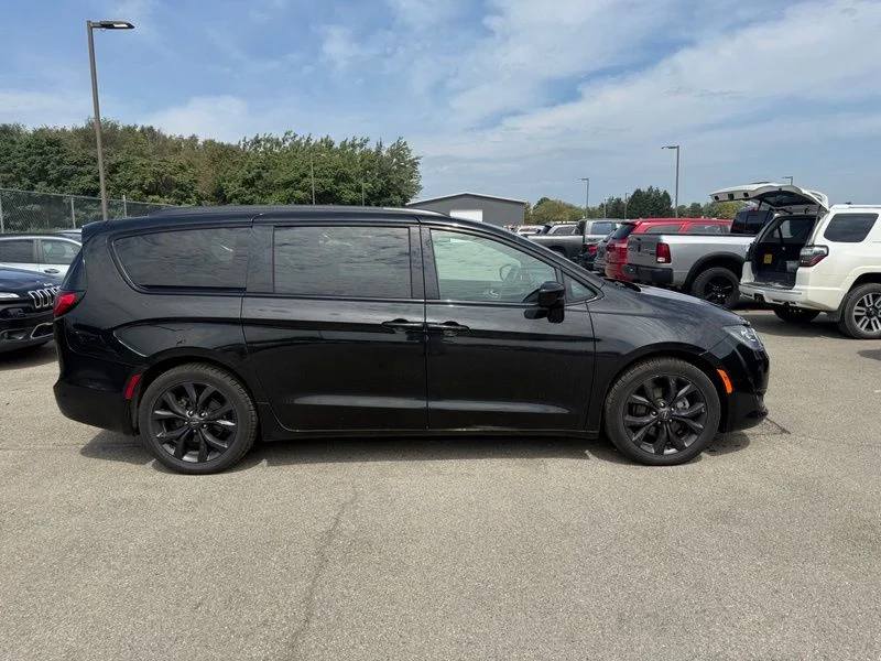 Used 2019 Black Chrysler Touring L image 12