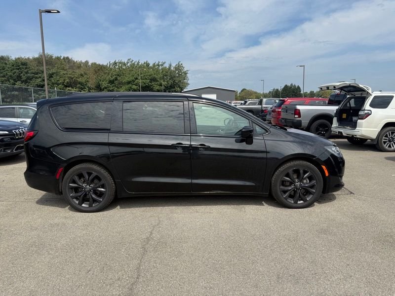 Used 2019 Black Chrysler Touring L image 12