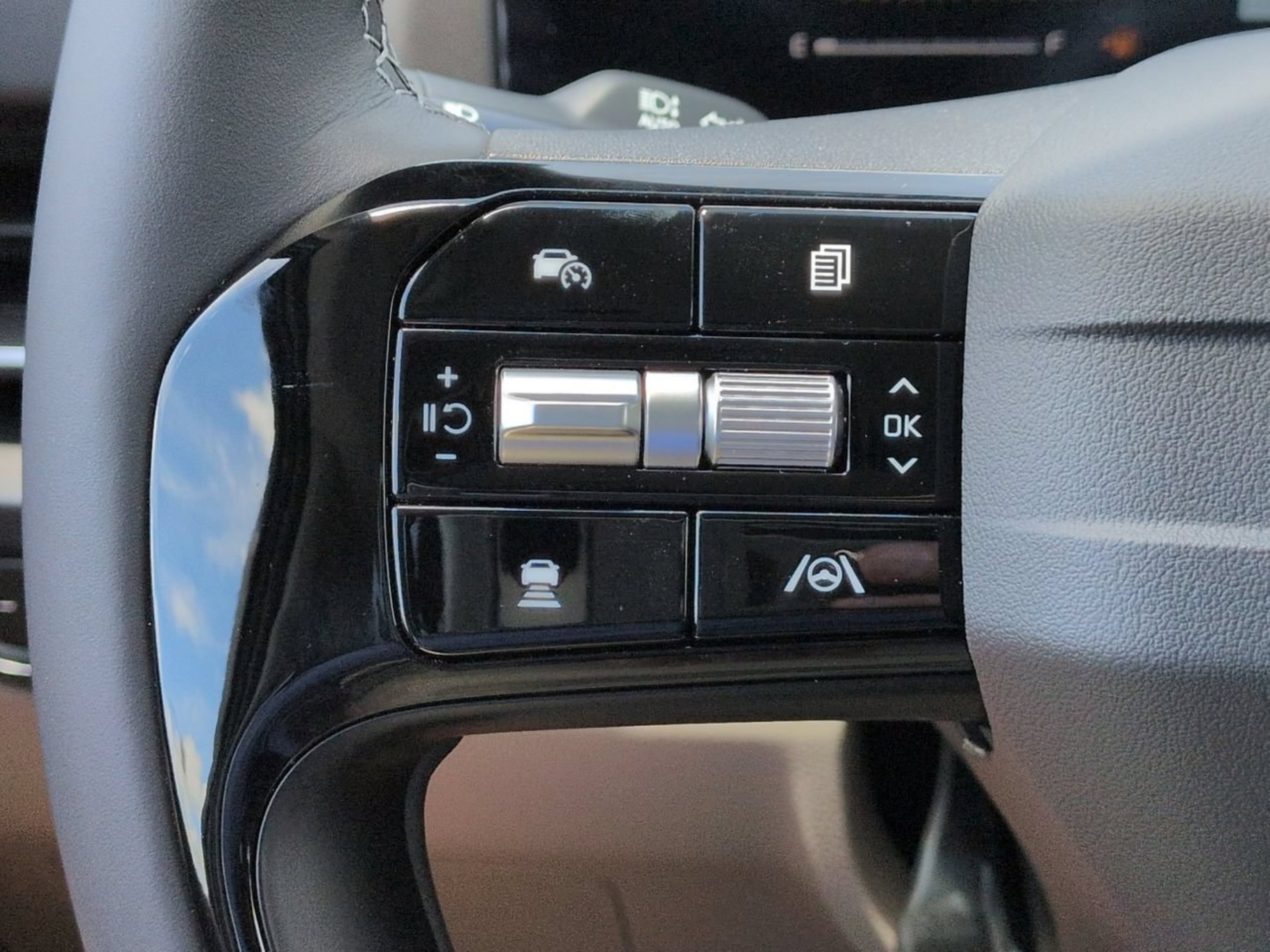 New 2027 Ceramic Silver Kia LXS image 30