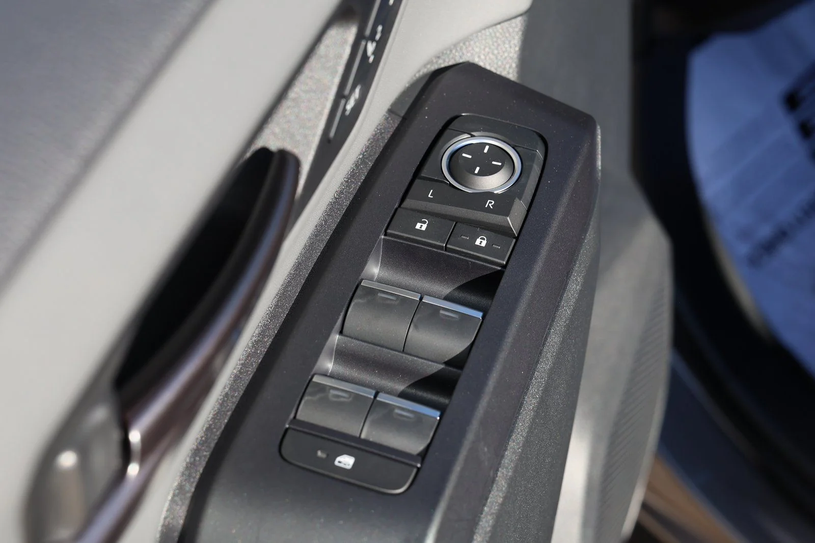 2026 Toyota RAV4 XSE - Photo 28