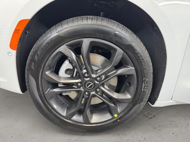 New 2026 Bright White Clear-Coat Exterior Paint Chrysler Select image 14