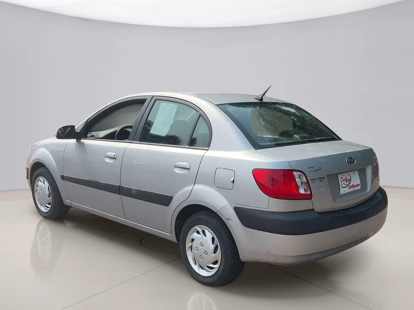 Used 2009 Silver Kia SEDAN image 3