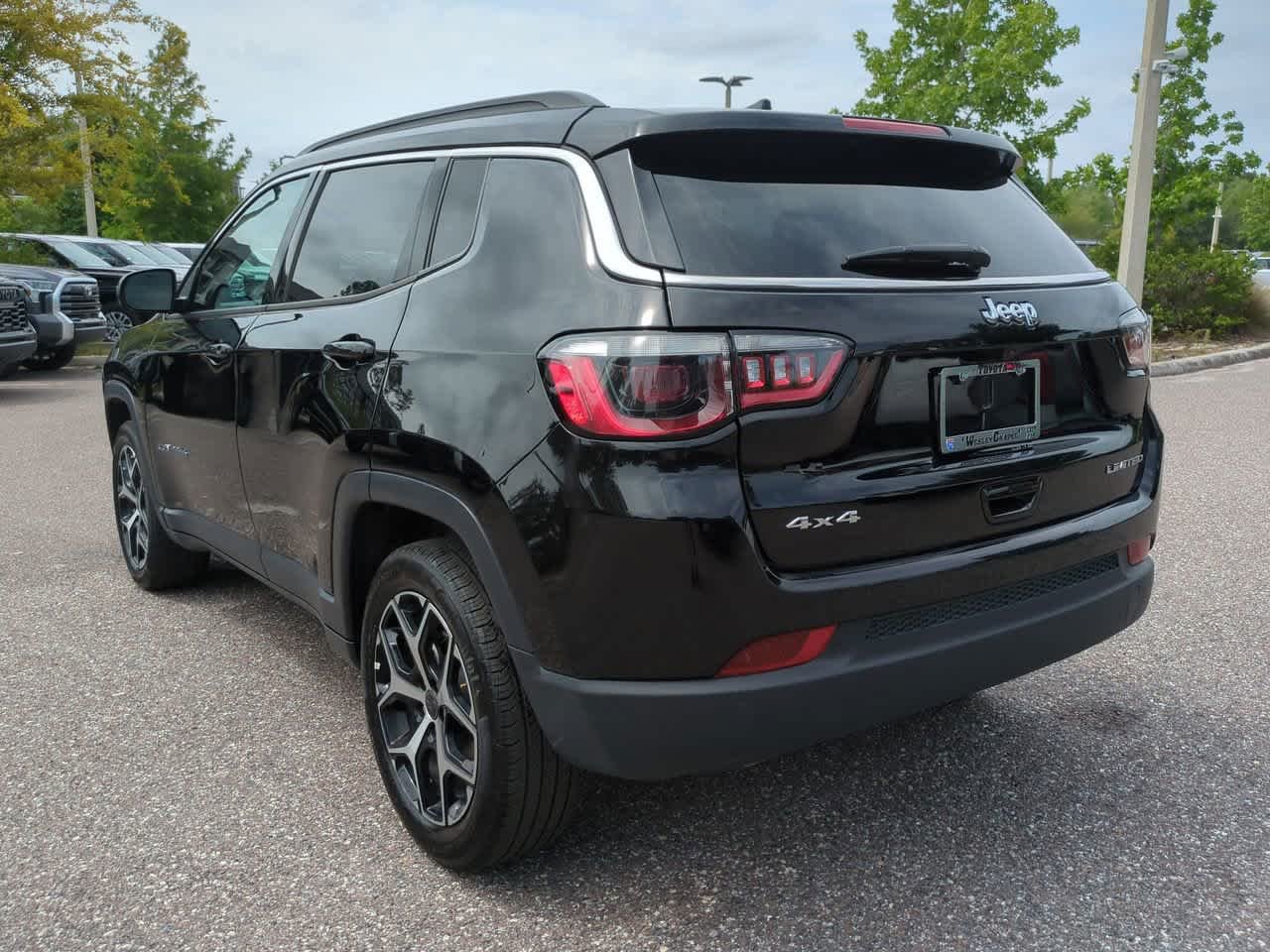 Used 2025 Diamond Black Crystal Pearlcoat Jeep Limited image 4