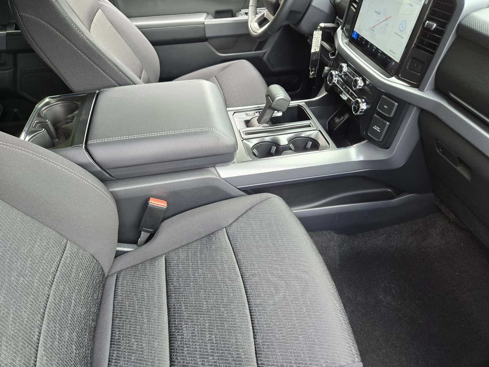 New 2026 Oxford White Ford XLT image 9