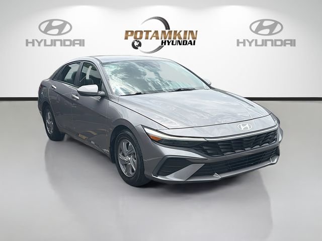 Used 2024 Silver Hyundai SE image 3