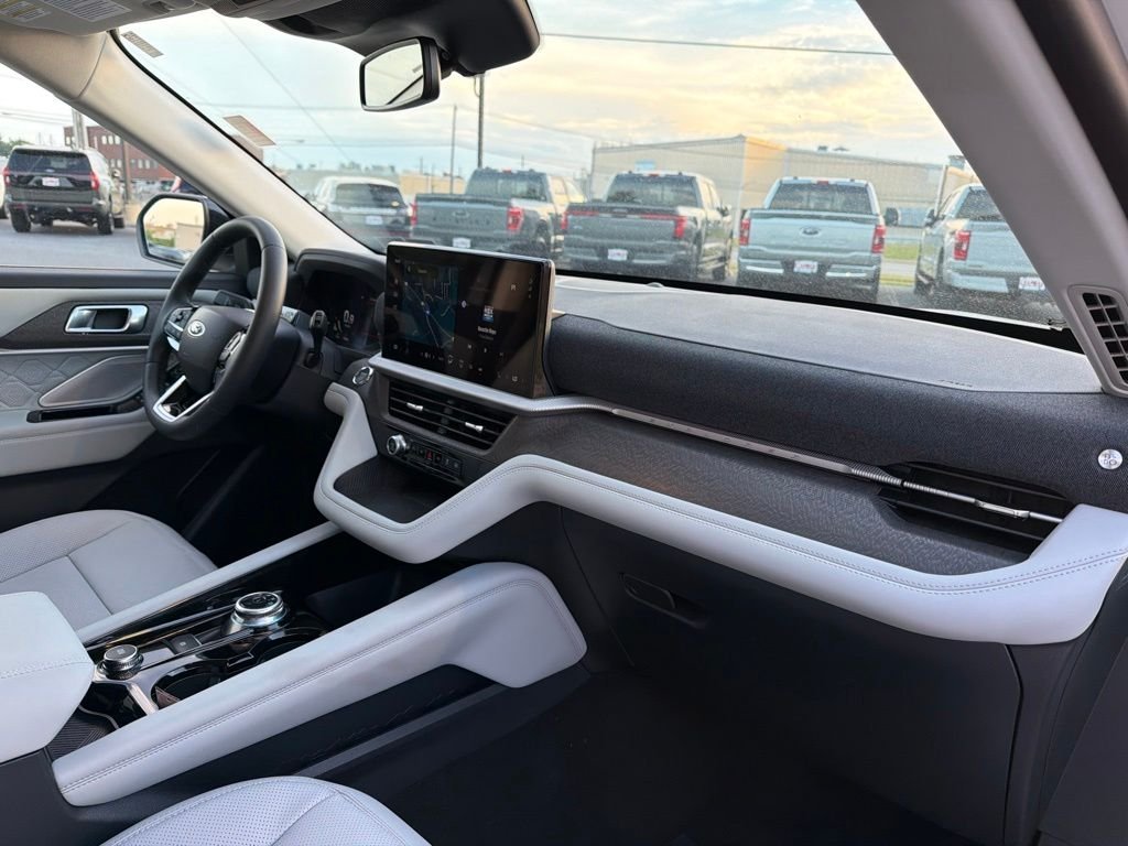 New 2026 Star White Metallic Tri-Coat Ford Platinum™ image 9
