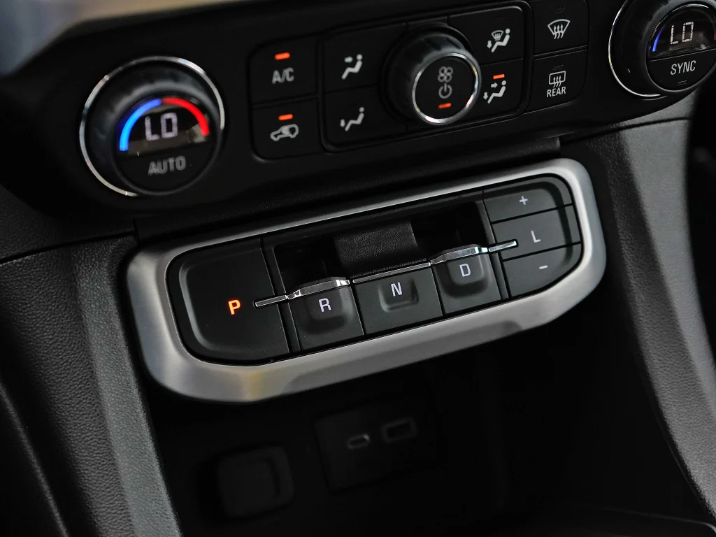 Used 2023 Summit White GMC SLE image 18